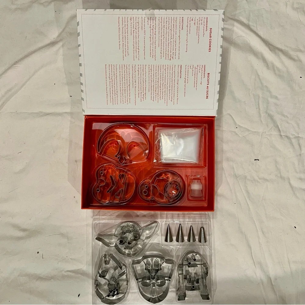 Williams Sonoma Star Wars Cookie Baking Kit - Red and Cream Accents